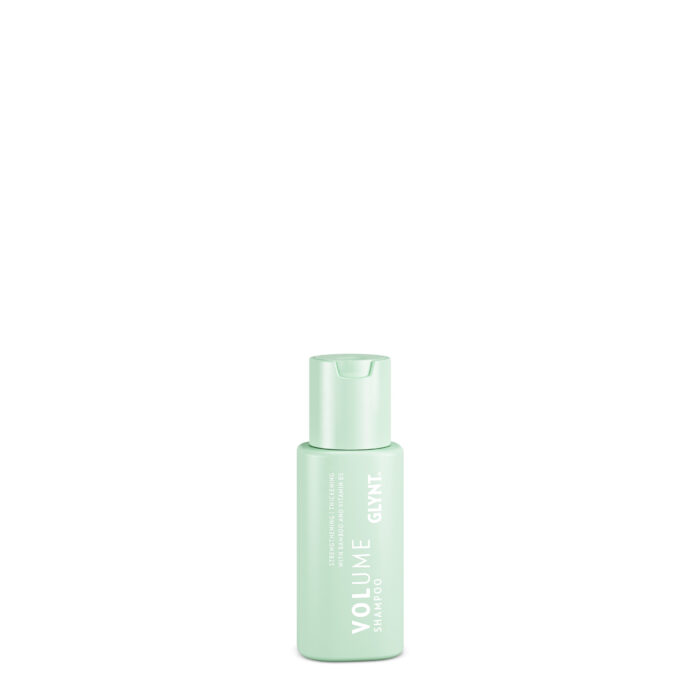 Das VOLUME Shampoo ist ideal für feines Haar geeignet. Es reinigt tiefenwirksam und entfernt schonend alle Rückstände, die dein Haar beschweren könnten, wie zum Beispiel Styling-Rückstände. Durch den enthaltenen Bambus Extrakt gewinnt dein Haar an Volumen. Gleichzeitig verleiht Vitamin B5 dem Haar Glanz und Geschmeidigkeit. Das Ergebnis ist ein sofortiges Gefühl von Leichtigkeit und Fülle – vom Ansatz bis in die Spitzen. Für die optimale Pflege feinen Haars empfehlen wir dir, das VOLUME Shampoo mit dem VOLUME Conditioner und dem VOLUME Energy Spray zu kombinieren. Diese Produkte ergänzen sich perfekt und schenken deinem Haar die Unterstützung, die es braucht, um voller und kräftiger zu werden.