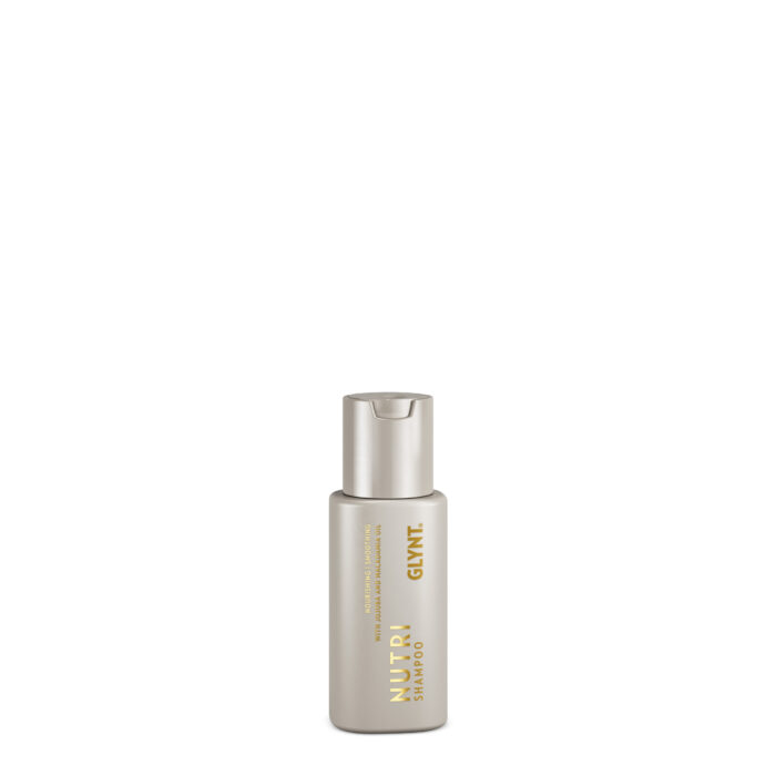 Das NUTRI Shampoo ist ideal für kräftiges und trockenes Haar geeignet. Bereits während der Haarwäsche wird das Haar mit den beiden besonders wertvollen, kaltgepressten Ölen aus den Macadamia- und Jojoba-Nüssen versorgt. Diese machen das Haar geschmeidig. Zudem fördern sie die natürliche Barriereschicht der Kopfhaut und entspannen diese. Für die optimale Pflege kräftigen und trockenen Haars empfehlen wir dir, das NUTRI Shampoo mit der NUTRI Mask und dem NUTRI Elixir zu kombinieren. Diese Produkte ergänzen sich perfekt und schenken deinem Haar die Unterstützung, die es braucht – für einen bemerkenswerten Glanz und ein Gefühl von Haaren wie Seide.