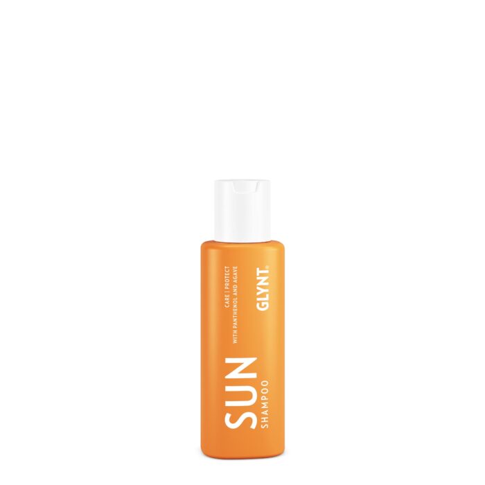 Das SUN Shampoo ist ein sanftes Shampoo für sonnenstrapaziertes Haar. Es befreit das Haar auf milde, aber gründliche Weise von Sand und Salz. Gleichzeitig erhält es bereits hier einen Feuchtigkeits-Kick durch die wohltuende Wirkstoffkombination aus Panthenol und Agave. Für die optimale Pflege in der Sommerzeit empfehlen wir dir, das SUN Shampoo mit der SUN Mask und dem SUN Care Spray zu kombinieren. Diese Produkte ergänzen sich perfekt und schenken deinem Haar die Unterstützung, die es braucht – für glänzendes, geschmeidiges Haar in der Sommerzeit. Produkte für