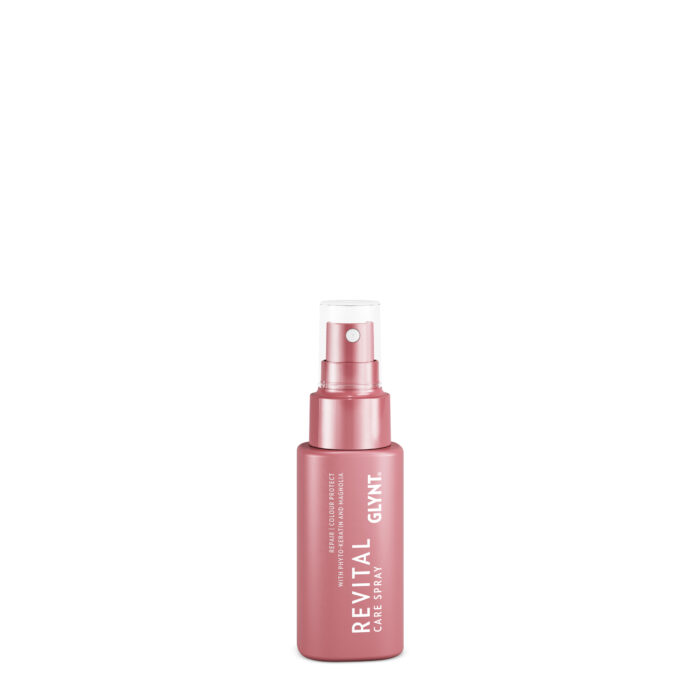Das REVITAL Care Spray ist ideal für coloriertes Haar geeignet. Direkt nach der Anwendung im handtuchtrockenen Haar sorgt das Spray für das Schließen der äußeren Haarhülle und verleiht deinem Haar dank Magnolien-Extrakt ein seidiges Haargefühl und spielend einfache Kämmbarkeit. Das enthaltene Phyto-Keratin unterstützt dabei, deine Haarfarbe strahlen zu lassen. Übrigens: Das REVITAL Care Spray ist der absolute Liebling der Coloristen und Coloristinnen und wird im Salongebrauch zur Versiegelung der Haarfarbe direkt nach der Farbbehandlungen eingesetzt – also ein absoluter „Professionals Favorite“. Für optimale Ergebnisse empfehlen wir dir, das REVITAL Care Spray in Kombination mit dem REVITAL Shampoo und der REVITAL Mask zu verwenden. Diese Produkte ergänzen sich perfekt und schenken deinem Haar die Unterstützung, die es braucht, um wieder kräftiger und geschmeidiger zu werden – für eine langanhaltende, strahlende Haarfarbe.