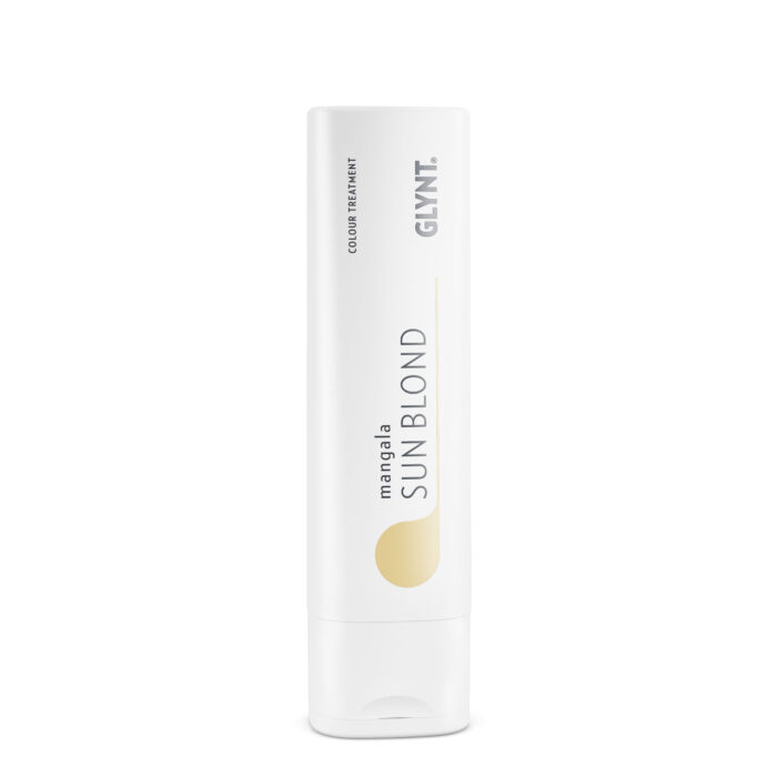 MANGALA Sun Blond ist eine von 11 farbauffrischenden Tönungskuren. Sun Blond verleiht hellblondem Haar einen edlen, sandfarbenen Reflex und veredelt jedes Strähnenbild. Auch störende Grünreflexe werden abgedeckt. Die MANGALA Tönungskuren verbinden Pflege und Farbauffrischung miteinander. Ob gefärbtes oder ungefärbtes Haar: Die Tönungskuren frischen die Haarfarbe auf, nuancieren auf Wunsch oder kräftigen einen Farbton und halten die Haarfarbe auch zwischen zwei Färbeterminen im Salon ausdrucksvoll wie am Tag nach der Coloration. Extrakte aus Wiesenschaumkraut glätten die Oberflächenstruktur des Haares und schenken Glanz, während Seifenkraut dem Haar einen gesunden Griff verleiht. Übrigens: Neben den 11 fertigen MANGALA Nuancen kannst du dir in deinem Lieblings-GLYNT-Salon auch deine ganz persönliche, individuelle Rezeptur anmischen lassen. Du suchst einen GLYNT Salon in deiner Nähe? Dann schau im Salonfinder vorbei und gib dort deine Postleitzahl ein.
