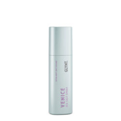 Das VENICE Sea Salt Spray verleiht dem Haar mit seiner Formel, die echtes Meersalz enthält, sofort enorme Griffigkeit. So lassen sich sichtbar strukturierte Undone-Looks und Beach-Waves mit 