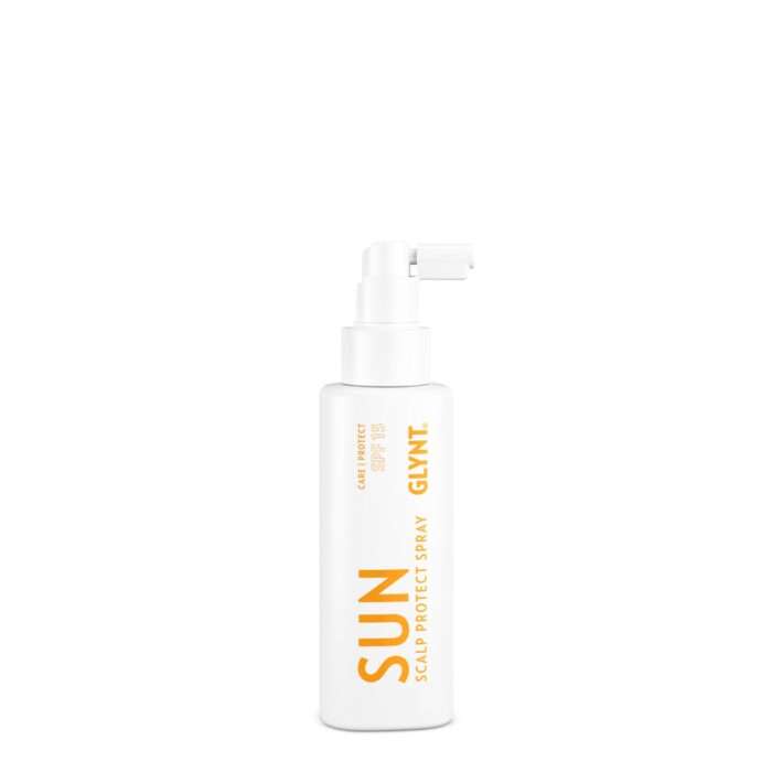 SUN SCALP Protect Spray ist ein kühlendes Sonnenschutzspray für die Kopfhaut, welches – ebenso wie das SUN Care Spray – in keiner Strandtasche fehlen darf. Das speziell für die Kopfhaut entwickelte Spray verfügt über UVA- und UVB-Filter und Lichtschutzfaktor 15. Dank seiner leichten Formulierung eignet sich das Spray ideal für die Anwendung auf Haaransatz und Scheitel und auf lichten Stellen der Kopfhaut. Mit seiner unparfümierten Rezeptur ist es besonders für empfindliche Kopfhaut geeignet. Für die optimale Pflege in der Sommerzeit empfehlen wir dir, das SUN Scalp Protect Spray mit der restlichen SUN Care Serie zu kombinieren. Diese Produkte ergänzen sich perfekt und schenken deinem Haar die Unterstützung, die es braucht – für glänzendes, geschmeidiges Haar in der Sommerzeit.