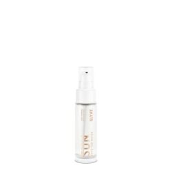 SUN Face Tan Water ist ein Selbstbräunungs-Tonic für Gesicht, Hals und Dekolleté. Das Tonikum verleiht eine natürlich aussehende goldene Bräune. Die enthaltene Aloe vera versorgt die Haut mit wertvollen Nährstoffen und pflegt sie zusätzlich mit ganz viel Feuchtigkeit. Für die optimale, natürliche Bräune empfehlen wir dir, das SUN Face Tan Water mit mit dem SUN Body Tan Mousse zu kombinieren. Diese Produkte ergänzen sich perfekt und schenken deiner Haut eine natürliche aussehende, goldene Bräune.