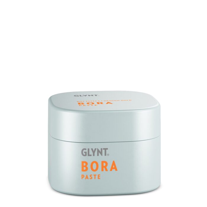 Die BORA Paste ist eine Stylingpaste für texturierte, natürliche Looks. Ihre pudrige Textur gibt selbst feinem Haar sofort griffiges Volumen und einen leicht matten Style-Effekt. Perfekt für kurzes bis kinnlanges Haar.