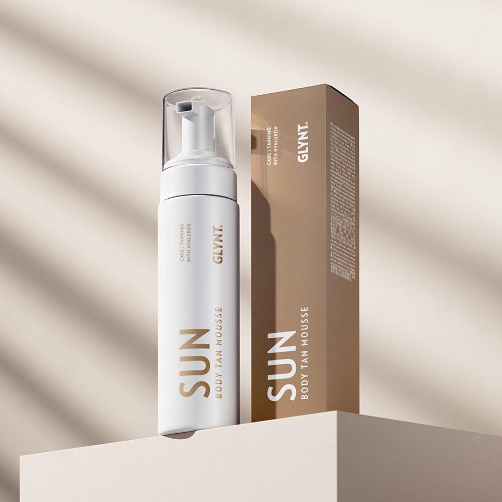 SUN Body Tan Mousse ist dein Schlüssel zu einer natürlich aussehenden, gleichmäßigen Bräune. Das leichte Selbstbräunungsmousse verleiht deinem Körper einen gesunden Glow, der wie von der Sonne geküsst wirkt. Dank des enthaltenen Hyalurons spendet es intensive Feuchtigkeit, glättet die Haut und lässt sie noch strahlender erscheinen. Für das beste Ergebnis empfehlen wir dir, das SUN Body Tan Mousse mit dem GLYNT Body Tan Handschuh aufzutragen – für eine streifenfreie, gleichmäßige Bräune. Kombiniere das Mousse mit dem SUN Face Tan Water für eine perfekte, goldene Bräune – auch im Gesicht. Diese Produkte harmonieren ideal miteinander und schenken deiner Haut ein natürliches, sonnenverwöhntes Aussehen.