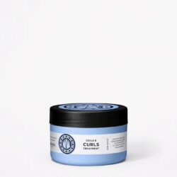 Eine lockendefinierende, tief pflegende und entwirrende Abschlussbehandlung für alle Haartypen mit Wellen, Locken und Spiralen. Mit einer Mischung aus Sheabutter, Jojobaöl, Aloe Vera und Vitamin E spendet diese Maske Feuchtigkeit und pflegt sowohl das Haar als auch die Kopfhaut. Sie hinterlässt das Haar weich, leicht kämmbar und verleiht ein frizzfreies Gefühl.