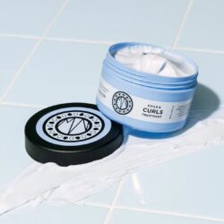 Eine lockendefinierende, tief pflegende und entwirrende Abschlussbehandlung für alle Haartypen mit Wellen, Locken und Spiralen. Mit einer Mischung aus Sheabutter, Jojobaöl, Aloe Vera und Vitamin E spendet diese Maske Feuchtigkeit und pflegt sowohl das Haar als auch die Kopfhaut. Sie hinterlässt das Haar weich, leicht kämmbar und verleiht ein frizzfreies Gefühl.