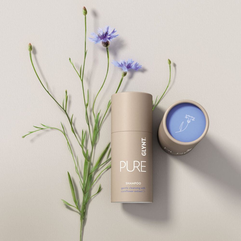 PURE Shampoo ist ein mild reinigendes Shampoo und für jeden Haartyp geeignet. Es enthält Kornblumen-Extrakt, der eine ganz leichte entzündungshemmende und antibakterielle Wirkung aufweist. Die enthaltenen Polysaccharide pflegen das Haar sanft und verleihen ihm gute Kämmbarkeit. Weil die Rezeptur wasserfrei ist, enhält das Shampoo keinerlei Konservierungsmittel.