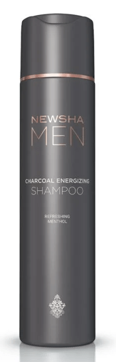 Das NEWSHA Charcoal Energizing Shampoo ist das perfekte Produkt für alle Männer, die ihren Tag mit einer erfrischenden Dusche beginnen wollen. Denn nicht nur reinigt das Shampoo dein Haar tiefenwirksam, sondern besitzt auch eine anregende und kühlende Wirkung auf deine Kopfhaut. Dank der energetisierenden Formulierung mit Aktivkohle und Menthol-Extrakt fühlst du dich nach der Haarwäsche nicht nur erfrischt – der kühlende Effekt lindert auch Juckreiz und aktiviert das Wachstum der Haarwurzeln. Behalte immer einen kühlen Kopf mit nur drei einfachen Schritten:
