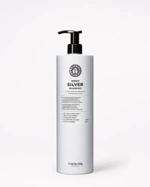 Maria Nila Sheer Silver Shampoo, 1000 ml Ein Shampoo für blondes und dunkles Haar mit violetten Pigmenten und Brombeerextrakt, das unerwünschte Gelbstiche neutralisiert, dem Haar Glanz verleiht und die Haarstruktur stärkt. Neutralisiert Gelbstiche Verleiht dem Haar kühlere Töne Brombeerextrakt sorgt für Glanz 100 % vegan und tierfreundlich Produktbeschreibung Das Sheer Silver Shampoo neutralisiert Gelbstich und verleiht dem Haar eine extra Portion Glanz. Violette Pigmente und Brombeer-Extrakte neutralisieren unerwünschten Gelbstich in blondem Haar und lassen graues und/oder weißes Haar in ganz neuem Glanz erstrahlen. Der Colour Guard Complex schützt die Haare vor UV-Strahlen und sorgt für länger anhaltende, strahlende Farbkraft.