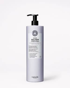 Maria Nila Sheer Silver Conditioner, 1000 ml Ein entwirrender Conditioner, der das Haar geschmeidig macht, ihm Feuchtigkeit spendet und die Haarstruktur stärkt. Violette Pigmente und Brombeerextrakt neutralisieren unerwünschte Gelbstiche, verleihen dem Haar Glanz und stärken die Haarstruktur. Neutralisiert Gelbstiche Verleiht dem Haar kühlere Töne Brombeerextrakt sorgt für Glanz 100 % vegan und tierfreundlich Produktbeschreibung Der Sheer Silver Conditioner ist ein entwirrender und feuchtigkeitsspendender Conditioner für blondes Haar, der das Haar stärkt. Violette Pigmente und Brombeer-Extrakte neutralisieren unerwünschten Gelbstich im Haar und lassen graues und/oder weißes Haar in ganz neuem Glanz erstrahlen. Der Colour Guard Complex schützt die Haare vor UV-Strahlen und sorgt für einen längeren Erhalt der Haarfarbe.