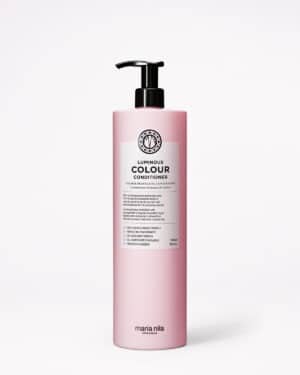 Maria Nila Luminous Colour Conditioner, 1000 ml Ein glanzgebender Conditioner für coloriertes Haar, der das Haar geschmeidig macht, Feuchtigkeit spendet und elektrischer Aufladung entgegenwirkt. Granatapfelextrakt und Colour Guard Complex shcützen das Haar und reduzieren Farbverluste, die durch das Waschen, soewie Hitzestylings entstehen. Für Glanz und Strahlkraft Farberhaltend Basierend auf Granatapfel-Extrakt und Color Guard-Komplex 100 % vegan und tierfreundlich Produktbeschreibung Ein feuchtigkeitsspendender Conditioner, der speziell für coloriertes Haar entwickelt wurde um die Haarstruktur zu stärken und wieder aufzubauen. Das Haar ist nach der Anwendung leicht kämmbar, wunderbar weich und lädt sich nicht mehr statisch auf. Der Colour Guard Complex und pflegende Granatapfel-Extrakte schützten die Haare vor UV-Strahlen und sorgen für einen längeren Erhalt der Haarfarbe.