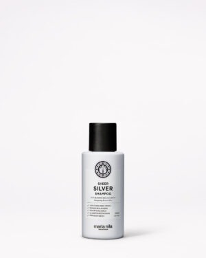 Maria Nila Sheer Silver Shampoo, 100 ml Ein Shampoo für blondes und dunkles Haar mit violetten Pigmenten und Brombeerextrakt, das unerwünschte Gelbstiche neutralisiert, dem Haar Glanz verleiht und die Haarstruktur stärkt. Neutralisiert Gelbstiche Verleiht dem Haar kühlere Töne Brombeerextrakt sorgt für Glanz 100 % vegan und tierfreundlich Produktbeschreibung Das Sheer Silver Shampoo neutralisiert Gelbstich und verleiht dem Haar eine extra Portion Glanz. Violette Pigmente und Brombeer-Extrakte neutralisieren unerwünschten Gelbstich in blondem Haar und lassen graues und/oder weißes Haar in ganz neuem Glanz erstrahlen. Der Colour Guard Complex schützt die Haare vor UV-Strahlen und sorgt für länger anhaltende, strahlende Farbkraft.