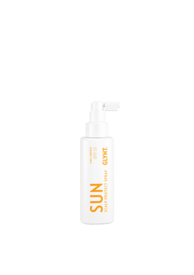 Nicht nur die Haut am Körper, sondern vor allem die Kopfhaut ist im Sommer von Sonnenbrand bedroht. Daher gilt es, auch sie vor der schädlichen UV-Strahlung zu schützen. Mit dem Glynt Sun Scalp Protect Spray SPF 15 fällt Ihnen dies nun besonders leicht. Das eigens für die Kopfhaut entwickelte Spray bietet den Lichtschutzfaktor 15 und einen Breitband-UV-A- und -UV-B-Filter. Damit schützt das Glynt Sun Scalp Protect Spray SPF 15, auch durch das Haar hindurch, die Kopfhaut vor Sonnenbrand und sonnenbedingten Hautschäden. Da die Formulierung nicht fettend ist, lässt sich das Spray hervorragend für den Haaransatz und den Scheitel verwenden, ohne das Haar zu beeinträchtigen. Sonnenschutz für die Kopfhaut Neben einem hohen Schutzfaktor für die Kopfhaut bietet das Glynt Sun Scalp Protect Spray SPF 15 zusätzliche Pflege. Es versorgt die Kopfhaut mit wertvoller Feuchtigkeit und schützt sie dadurch an heißen Tagen vor der Austrocknung und somit vor Juckreiz. Ohne fettend auf das Haar zu wirken, führt es der Kopfhaut Nährstoffe zu und trägt dadurch dazu bei, dass sie unbeschadet selbst den heißesten Sommer übersteht. Sprühen Sie das Spray direkt auf den Haaransatz, den Scheitel sowie auf lichte Stellen. Bei Bedarf wiederholen.