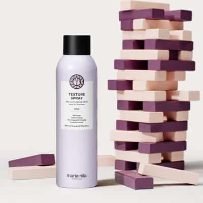 Texturspray für sofortiges Volumen und Textur. Der einfache Weg zu einem tollen Haartag, egal ob du einen entspannten Look kreieren oder feinem Haar Fülle verleihen möchtest. Verleiht Volumen und Textur Leicht zu stylen Halt 2/5 Spendet Feuchtigkeit 100 % Vegan Produktbeschreibung Das perfekte Alltagsprodukt, um deinem Haar Textur und Definition zu verleihen. Formuliert mit Squalan und Sonnenblumenkernextrakt, um den Feuchtigkeitshaushalt von Haaren und Kopfhaut zu erhalten. Mit mittlerem Halt ermöglicht es, die Haare auf natürliche Weise zu stylen, während ein Hauch von Definition und Charakter erhalten bleibt. Anwendung Vor der Anwendung die Flasche kurz schütteln. Sprühe das Texture Spray vom Ansatz bis in die Längen ins trockene Haar, um Bewegung und Volumen für einen mühelosen Look zu erzeugen. Dank der leichten Formel lässt sich das Spray schichtweise auftragen, sodass du im Laufe des Tages so viel Textur wie gewünscht aufbauen kannst.